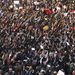 Tengernyi tüntető a Tahrír téren. Hetedik napja vonulnak az utcára az emberek, hogy a Mubarak rezsim ellen tiltakozzanak