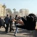 Az al-Jazeera tudósítói szerint az elmúlt egy óra összecsapásaiban legalább százan sérültek meg a Tahrír téren. 