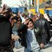 Mubarak lemondását követelő tüntetők menekülnek a rájuk támadók elől