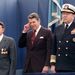 1987 novembere. Reagan elmorzsol egy könnycseppet Caspar Weinberger (balra) a csillagháborús programot  öt éven át felügyelő védelmi miniszterének visszavonulása napján.