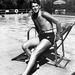 1940. augusztus 1., Hollywood, az ifjú férj medenceparton, kaliforniai napsütésben.