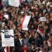 A tüntetők szimbolikus temetést tartottak a megölt Ahmed Mahmúdnak, az al-Ahram újságírójának 