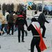 Tüntetők kővel dobálják a rohamrendőröket a bahreini főváros, Manama közelében fekvő Szanabisz faluban 2011. február 14-én. A bebörtönzött síita ellenzékiek szabadon bocsátását követelő tüntetők és a rendőrök összecsapásaiban egy ember életét vesztette, legalább húszan - köztük ketten súlyosan - megsebesültek Bahreinben