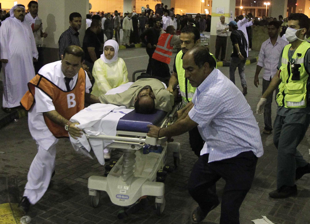 A Guardian egyik, megbízható forrásnak bizonyult bahreini kommentelője szerint hirtelen sok sérült jelent meg a szalmaníjai kórháznál, ahol a sérült tüntetőket ápolják a velük szimpatizáló orvosok