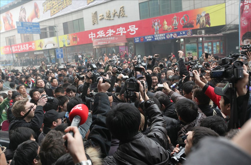A tudósítás szerint a tömeg legfeljebb száz fős lehetett, és külföldi újságírók is voltak a helyszínen