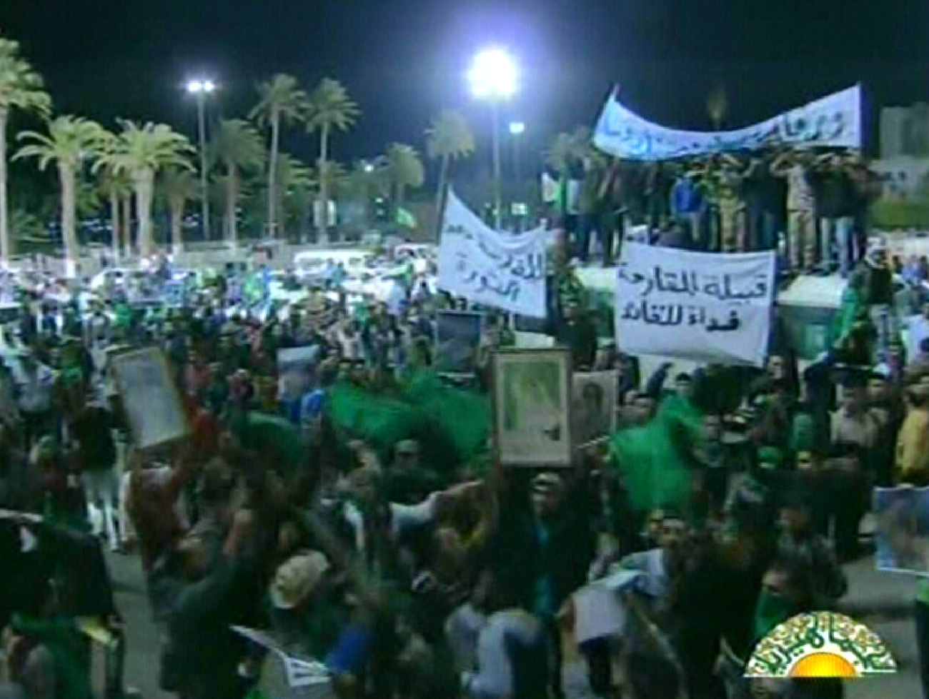 A líbiai állami tévé a Kadhafi mellett tüntetőket mutatja
