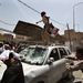 Kormánypárti autót kapnak el, törnek rommá és gyújtanak fel a tüntetők a Szanaai Egyetem előtt