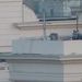 Lövész a Bengázi városháza tetjén (Forrás: Viceland Today)