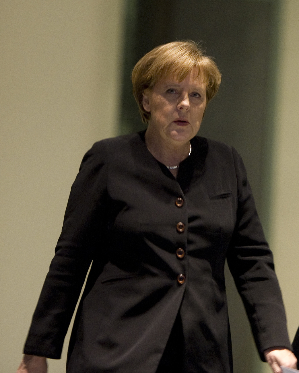 Angela Merkel német kancellár nagyon ijesztőnek nevezte Kadhafi beszédét, elsősorban azért, mert szerinte a líbiai vezető szinte hadat üzent a saját népének