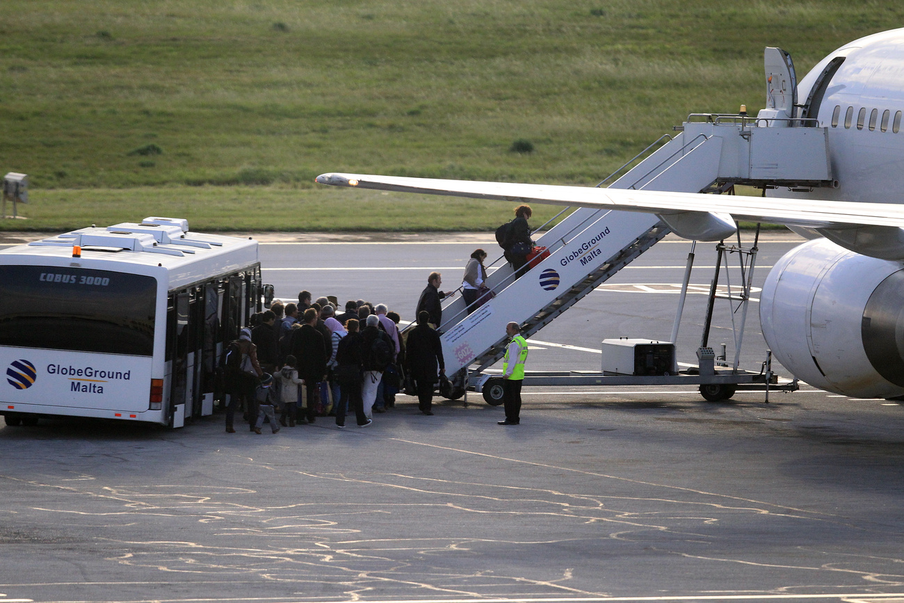 Líbiából katonai repülőgéppel kimenekített német állampolgárok Bonnban