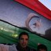 Líbiai tüntető országa zászlaját tartja a magasba