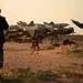 A líbiai légierő tisztjei civil ruhában sétálnak egy elhagyott légibázison Tobrukban
