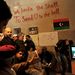 Líbiaiak nézik Kadhafi beszédét a tévében