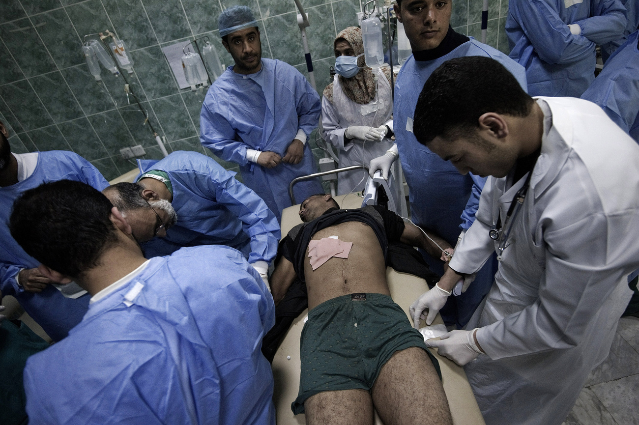 Sérült lázadót kezelnek kórházi orvosok Azsdabíjában.