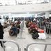 Zsúfolásig tele Líbiából elmenekült vendégmunkásokkal Dzserba repülőtere