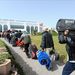 Líbiából elmenekült vendégmunkások érkeznek a tunéziai Dzserba repülőterére.