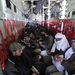 Egyiptomiak ülnek az amerikai légierő C-130-as szállítógépének gyomrában, úton Kairóba