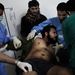 Felkelők sérüléseit látják el Rasz Lanuf kórházában