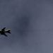 Az al-Jazeera helyszíni képein még mindig nagy füst látszik Rasz Lanuf felett, amit az imént bombáztak a líbiai légierő gépei