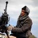 Felkelő igyekszik újratölteni a gépágyúját a Rasz Lanúfi harcokban