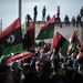 Líbia régi zászlóit lengetik a tüntetők Bengáziban