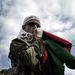 Felkelő csókolja meg a régi líbiai nemzeti zászlót