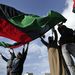 Líbiaiak lengetik a régi nemzeti zászlajukat