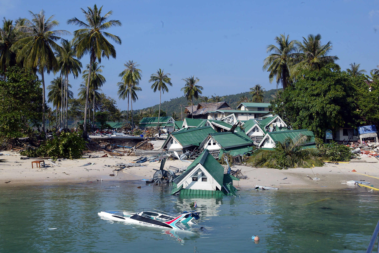 A 2004-es cunami ezt a halászhajót egy épület tetejére sodorta - az újjáépítéskor mementóként ott hagyták