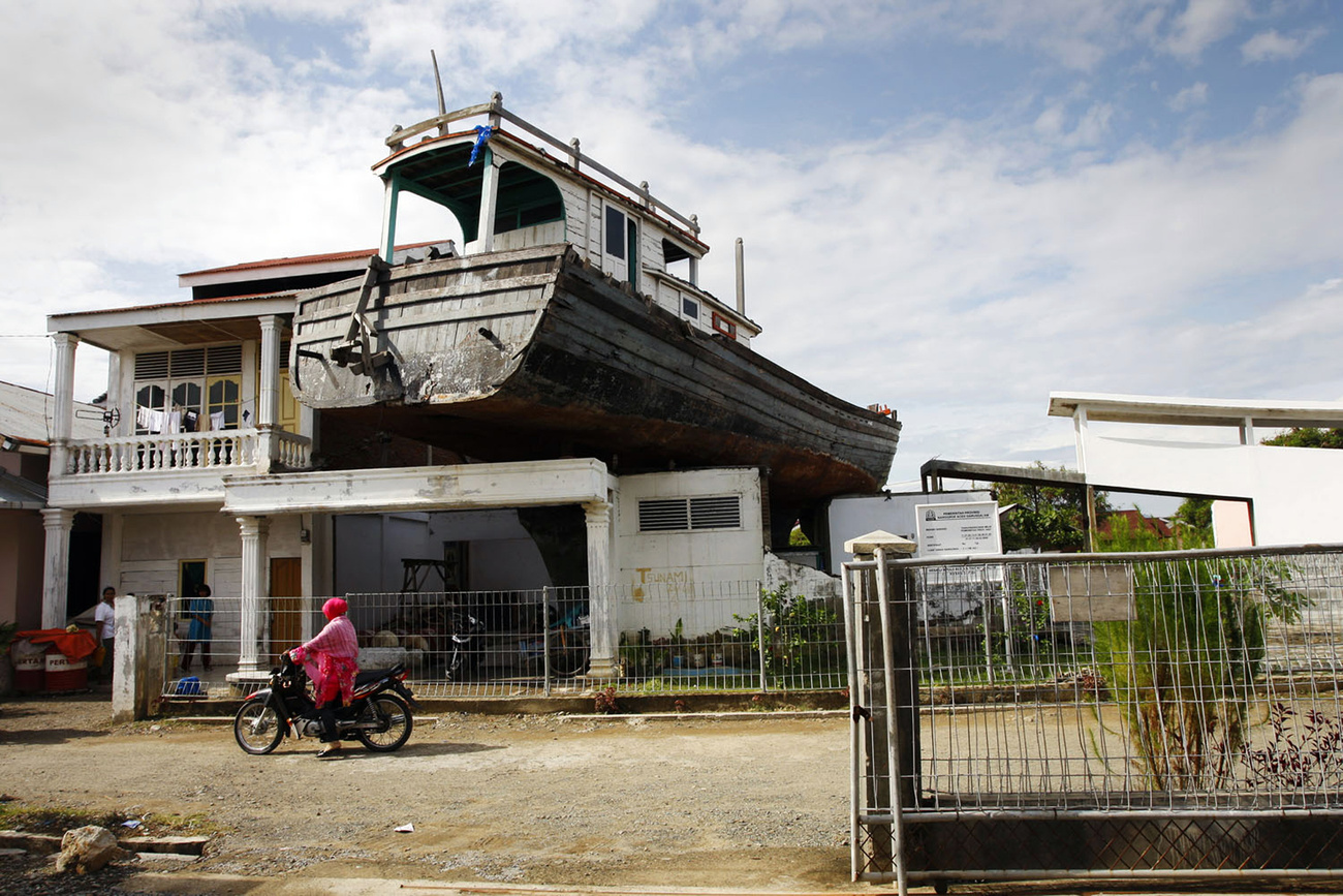 A 2004-es cunami ezt a halászhajót egy épület tetejére sodorta - az újjáépítéskor mementóként ott hagyták
