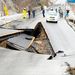 Beomlott országút hasadékánál irányítják rendőrök a forgalmat Fukusima prefektúrában