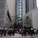 Egy tokiói irodaház dolgozói az utcán várakoznak a földrengés után