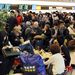 Tokyo, Haneda repülőtér - a várakozó utasok ott pihennek, ahol tudnak