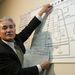 TEPCO szakértő mutatja be a fukusimai erőmű felépítését egy sajtótájékoztatón 