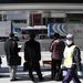 Tokióiak várják a buszt, munkába menet. A katasztrófák ellenére a város lakossága igyekszik tartani a napi rutinját