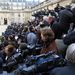 A média a hadműveletek megindításáról szóló tájékoztatót várja Párizsban, az elnöki palotánál