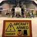 Az angol védelmi minisztérium fotóján egy Tornado GR4-est készítenek fel líbiai küldetésére