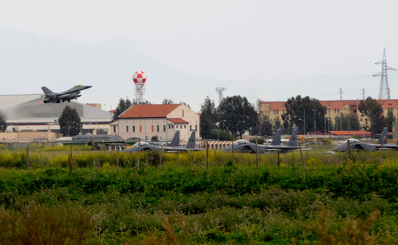 Olasz Tornado típusú harci gép készül felszállni a piacenzai San Damiano légi bázisról 2011. március 19-én
