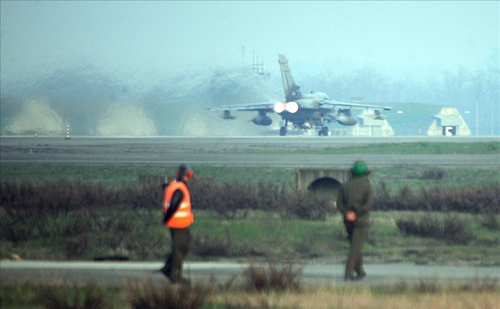 Olasz Tornado típusú harci gép készül felszállni a piacenzai San Damiano légi bázisról 2011. március 19-én