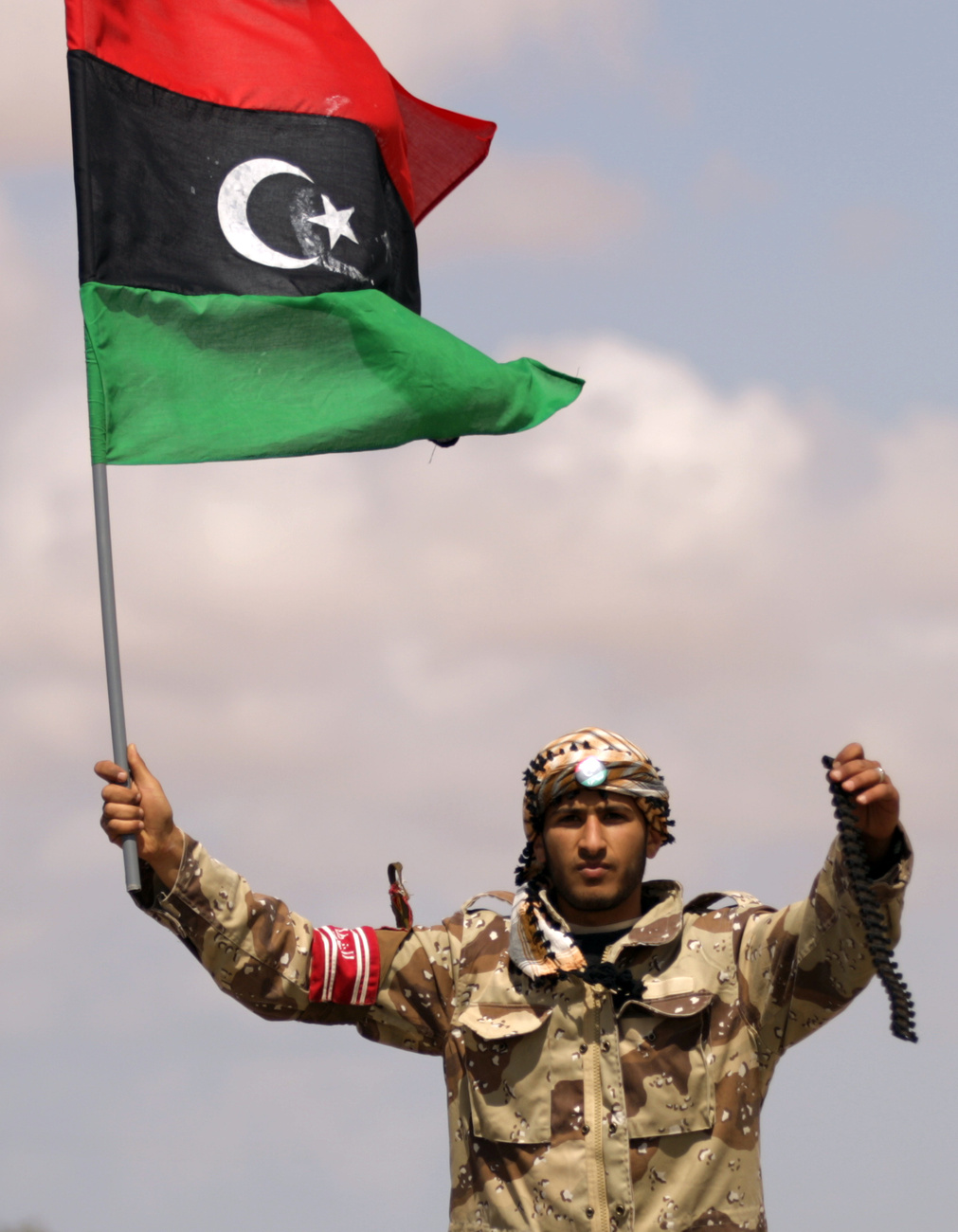 Moammer el-Kadhafi líbiai vezető hívei a nyugati légicsapások áldozataira emlékezve búcsúszertartáson vesznek részt Tripoliban