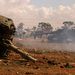 A nemzetközi erők légitámadásában felrobbant tank füstölög Bengázitól nyugatra