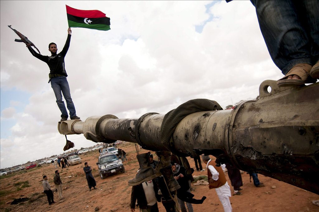 Moammer el-Kadhafi líbiai vezető hívei a nyugati légicsapások áldozataira emlékezve búcsúszertartáson vesznek részt Tripoliban