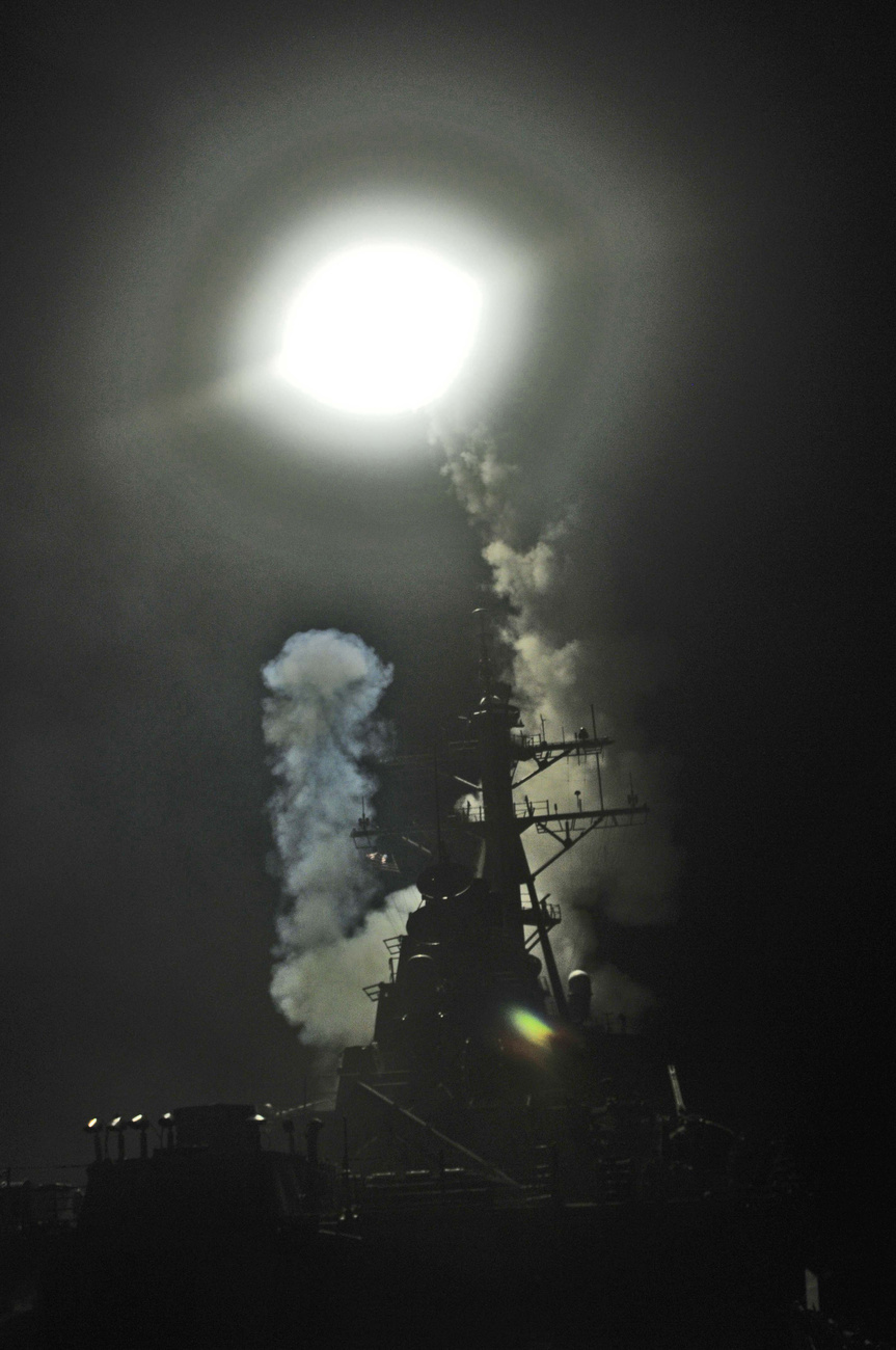 Tomahawkok indítása a USS Ponce szállítóhajóról nézve