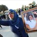 Moammer el-Kadhafi fényképével a kezében kiáltozik egy asszony a Bab al-Azizia támaszponton, Kadhafi parancsnoki központja előtt összesereglett kormánypárti tüntetők között 2011. március 19-én. Ezen a napon öt ország (Egyesült Államok, Franciaország, Nagy-Britannia, Kanada és Olaszország) koalíciója indított támadást Líbia ellen, hogy megbénítsa az észak-afrikai arab ország légvédelmi rendszerét.