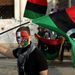 Líbiai és katari zászlót lenget a kifestett arcú felkelő