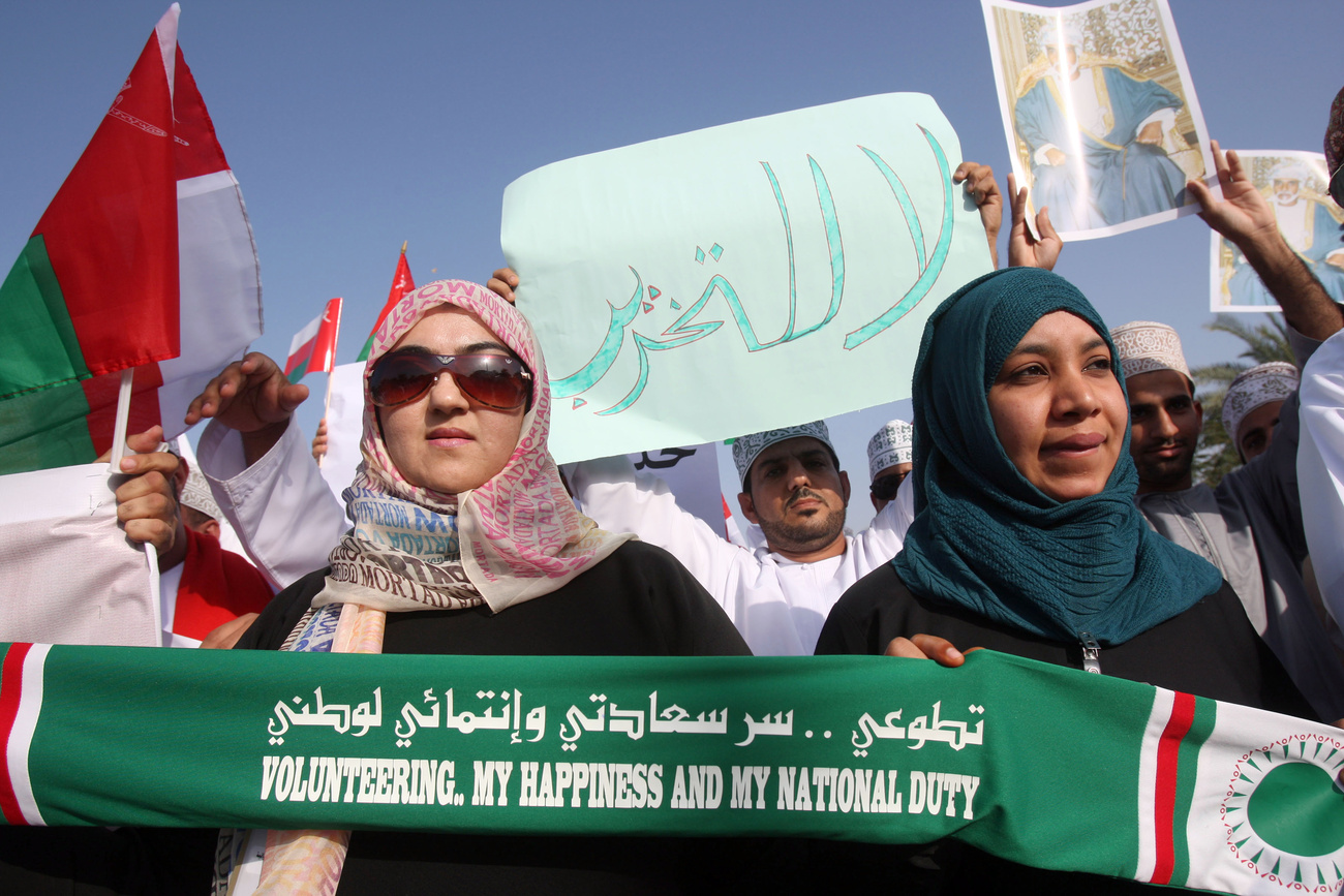 A Kábúsz bin Szaid asz-Szaid szultán hatalma ellen tüntető omániak tömegmegmozduláson vettek részt Maszkatban. A tiltakozók kilenc napja egyfolytában demonstrációkat tartanak Omán fővárosában, a Madzslisz as-Sura, a parlamentként működő 84 tagú Tanácskozó Gyűlés épülete előtt. A több, mint egy hónappal korábban kezdődött tüntetések során, amikor a Perzsa-öböl menti országot is elérte az arab államokban terjedő tiltakozáshullám, az emberek Ománban azért vonultak az utcákra, jobb életkörülményeket követeljenek.
