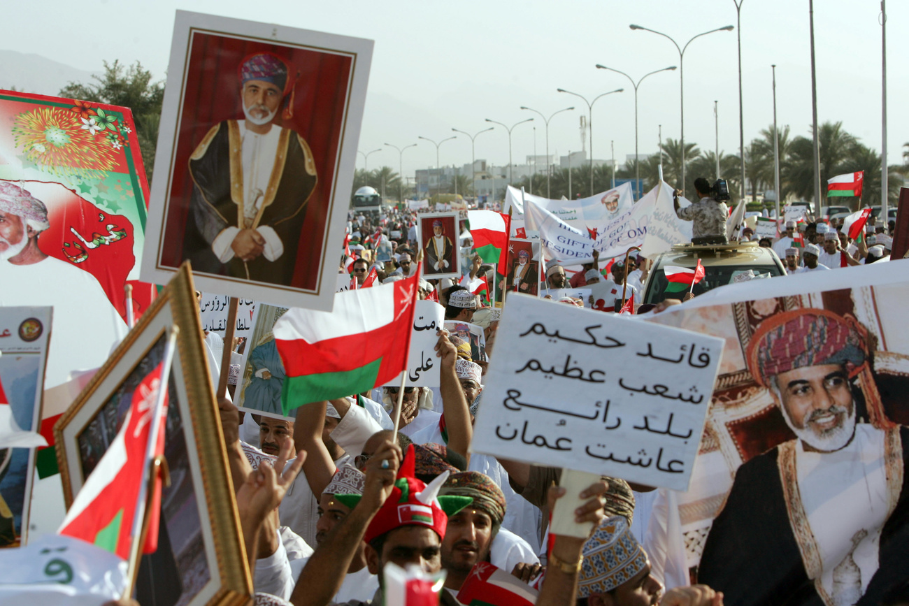 A Kábúsz bin Szaid asz-Szaid szultán hatalma ellen tüntető omániak tömegmegmozduláson vettek részt Maszkatban. A tiltakozók kilenc napja egyfolytában demonstrációkat tartanak Omán fővárosában, a Madzslisz as-Sura, a parlamentként működő 84 tagú Tanácskozó Gyűlés épülete előtt. A több, mint egy hónappal korábban kezdődött tüntetések során, amikor a Perzsa-öböl menti országot is elérte az arab államokban terjedő tiltakozáshullám, az emberek Ománban azért vonultak az utcákra, jobb életkörülményeket követeljenek.