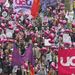 A demonstrációt szervező szakszervezetek több mint százezer embert vártak a tüntetésre, amelyre 4 500 rendőrt vezényeltek az erőszakos jelenetektől tartó hatóságok