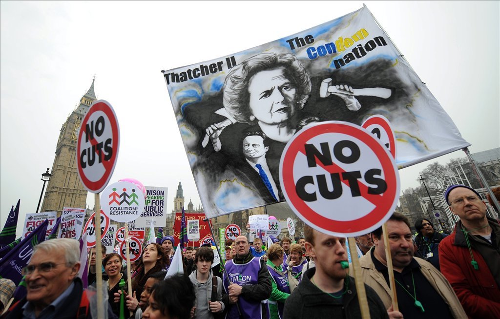 A brit országos szakszervezeti szövetség (TUC) közlése szerint több mint százezer embert vártak a kormány megszorító intézkedései ellen rendezett tüntetésre