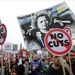 Több tízezer ember jelent meg Londonban szombaton, hogy a kormány megszorító intézkedései ellen tüntessen