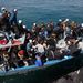 Illegális bevándorlókat szállító hajó érkezik az olaszországi Lampedusa kikötőjébe 2011. március 26-án